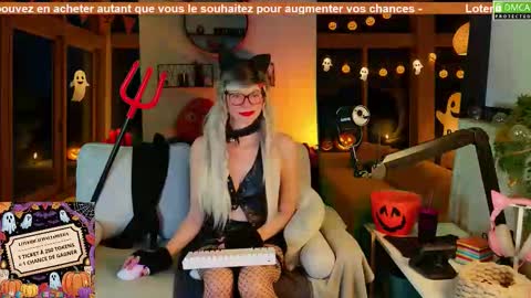 Kitty Chatte online show from 10-30-25, 08:42