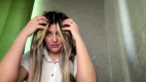 Snapshot of niko_peach chatting on 12-10-24, 07:16 Nika online show from 12-10-24, 07:16