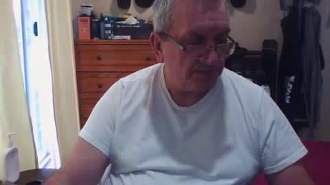 Snapshot of nionios67 chatting on 10-26-25, 01:39 Dennis online show from 10-26-25, 01:39