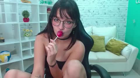 Snapshot of noeva_ chatting on 09-20-25, 12:00 Noeva online show from 09-20-25, 12:00