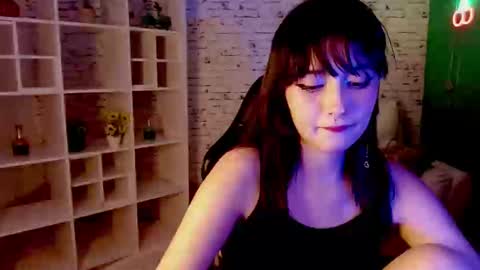 Snapshot of noeva_ chatting on 10-16-25, 12:11 Noeva online show from 10-16-25, 12:11