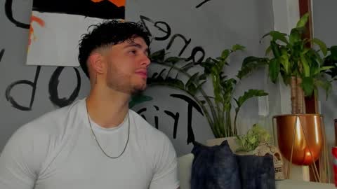 Snapshot of noha_miler chatting on 02-19-25, 11:04 kevin online show from 02-19-25, 11:04