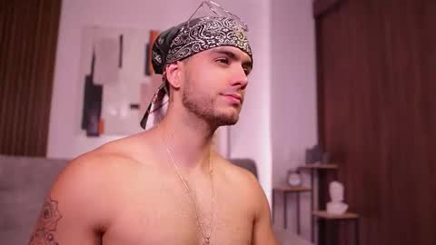 Snapshot of noha_miler chatting on 10-06-25, 08:28 kevin online show from 10-06-25, 08:28