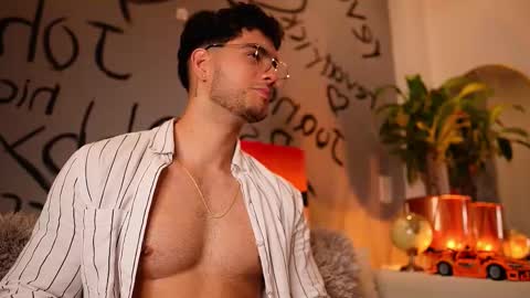 Snapshot of noha_miler chatting on 10-08-25, 11:24 kevin online show from 10-08-25, 11:24