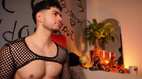 Snapshot of noha_miler chatting on 10-18-25, 05:35 kevin online show from 10-18-25, 05:35