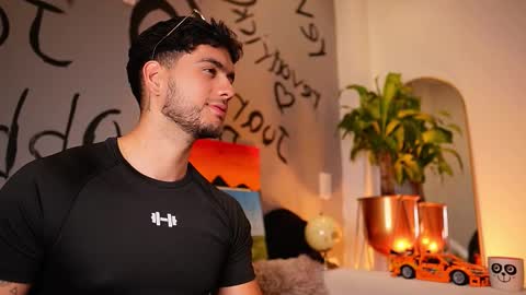 Snapshot of noha_miler chatting on 10-24-25, 02:30 kevin online show from 10-24-25, 02:30