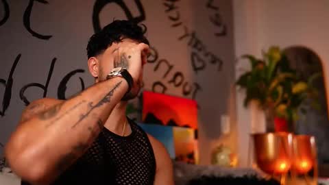 Snapshot of noha_miler chatting on 11-06-25, 12:55 kevin online show from 11-06-25, 12:55