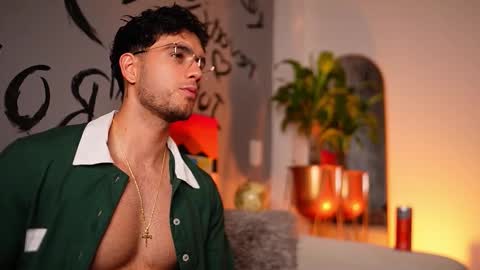 Snapshot of noha_miler chatting on 11-10-25, 09:14 kevin online show from 11-10-25, 09:14