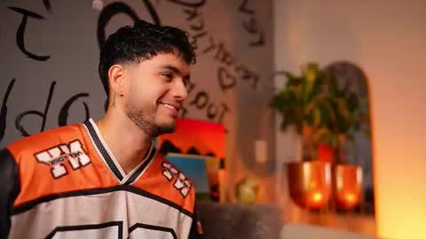 Snapshot of noha_miler chatting on 11-15-25, 05:31 kevin online show from 11-15-25, 05:31