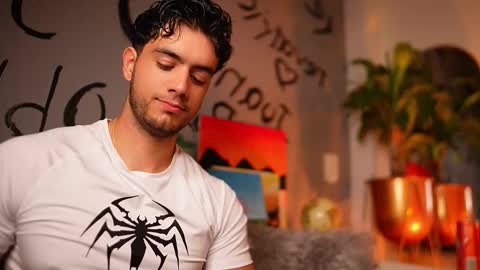 Snapshot of noha_miler chatting on 11-20-25, 09:36 kevin online show from 11-20-25, 09:36