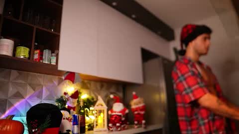 Snapshot of noha_miler chatting on 12-13-25, 10:59 kevin online show from 12-13-25, 10:59