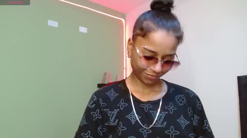 Snapshot of noha_thomson chatting on 01-21-25, 08:43 Noha Thomson online show from 01-21-25, 08:43