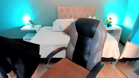 Nora online show from 11-11-25, 06:08