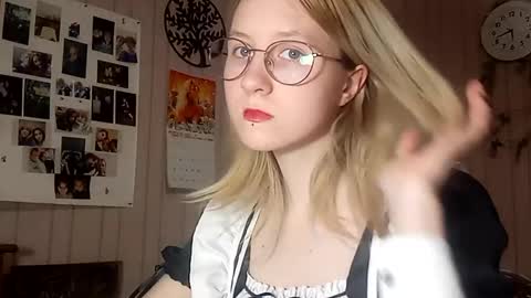 Snapshot of novellahartig chatting on 02-14-26, 02:36 Sari It is my first day online show from 02-14-26, 02:36