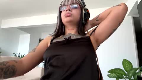 Snapshot of noxarcanee chatting on 01-20-25, 09:01 Goth Darling online show from 01-20-25, 09:01