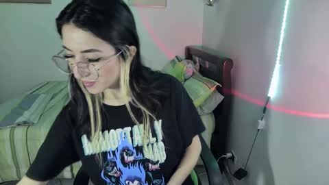 Snapshot of nymph_frida chatting on 03-05-25, 01:17 Frida online show from 03-05-25, 01:17