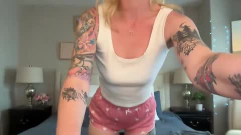 Snapshot of officiallyonlytams chatting on 09-14-25, 03:00 Tams online show from 09-14-25, 03:00