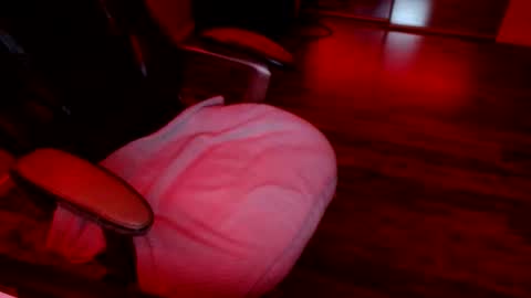 Snapshot of officialmoneyxxx chatting on 01-06-26, 12:53 Money online show from 01-06-26, 12:53