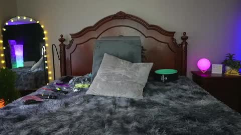 Snapshot of oh_lovely_girl chatting on 01-03-25, 01:14 Gray online show from 01-03-25, 01:14