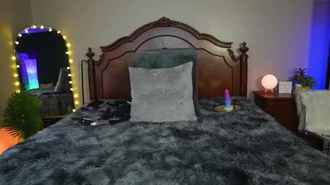 Snapshot of oh_lovely_girl chatting on 02-11-25, 01:30 Gray online show from 02-11-25, 01:30