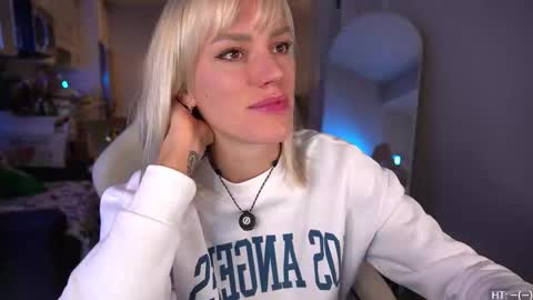 Snapshot of ohbabykelly chatting on 11-04-25, 11:26 Kelly online show from 11-04-25, 11:26