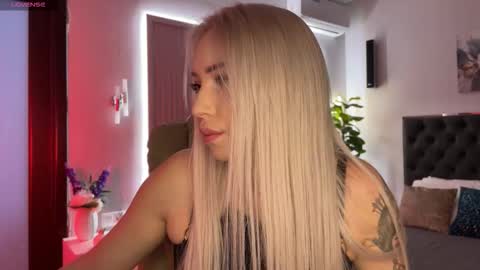 Snapshot of ohmyemma chatting on 09-17-25, 02:02 Emma online show from 09-17-25, 02:02