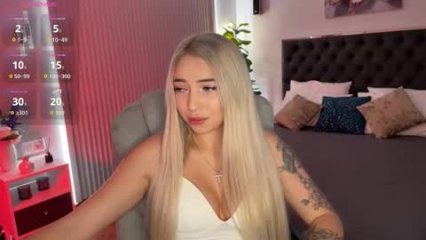 Snapshot of ohmyemma chatting on 09-22-25, 01:07 Emma online show from 09-22-25, 01:07