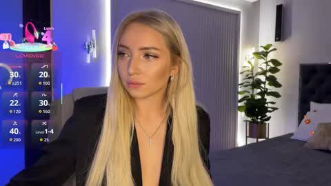 Snapshot of ohmyemma chatting on 10-18-25, 01:30 Emma online show from 10-18-25, 01:30