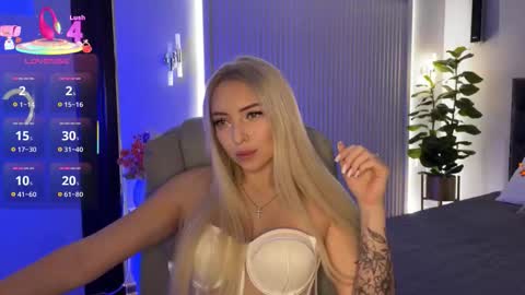 Snapshot of ohmyemma chatting on 10-20-25, 01:17 Emma online show from 10-20-25, 01:17