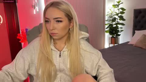 Snapshot of ohmyemma chatting on 11-03-25, 01:19 Emma online show from 11-03-25, 01:19