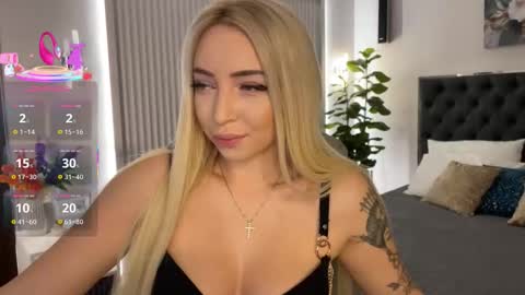 Snapshot of ohmyemma chatting on 11-06-25, 01:17 Emma online show from 11-06-25, 01:17