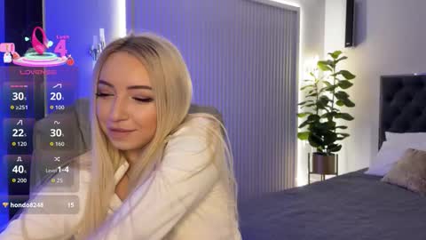 Snapshot of ohmyemma chatting on 11-09-25, 01:26 Emma online show from 11-09-25, 01:26