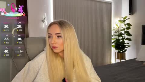 Snapshot of ohmyemma chatting on 11-25-25, 01:16 Emma online show from 11-25-25, 01:16