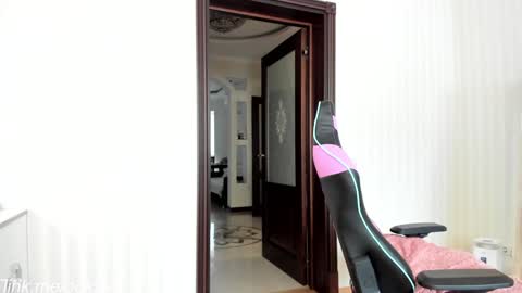 Snapshot of oksanafedorova chatting on 09-18-25, 01:02 Welcome to my fans page online show from 09-18-25, 01:02