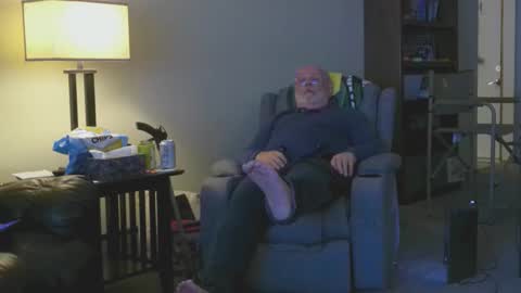 Snapshot of old_guy111 chatting on 01-09-26, 04:37 old_guy111 online show from 01-09-26, 04:37