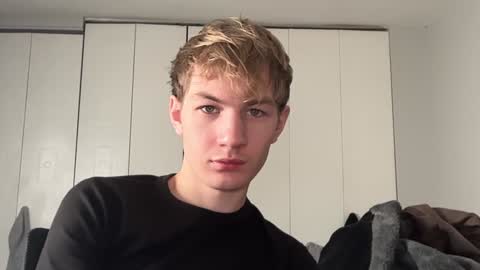 Snapshot of oliver_beck chatting on 12-17-24, 07:37 Oliver Beck online show from 12-17-24, 07:37