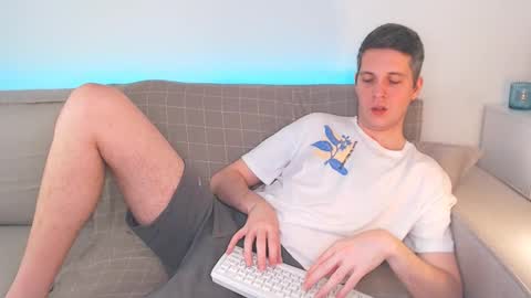 Snapshot of oliver_hort chatting on 02-17-25, 11:23 Oliver online show from 02-17-25, 11:23