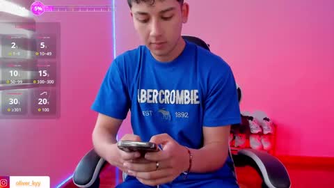 Snapshot of oliver_kyy chatting on 10-20-25, 07:36 oliveeer online show from 10-20-25, 07:36