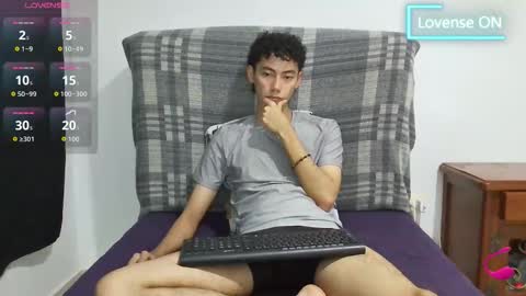 Snapshot of oliver_rayman chatting on 11-16-25, 02:06 Oliver Rayman online show from 11-16-25, 02:06