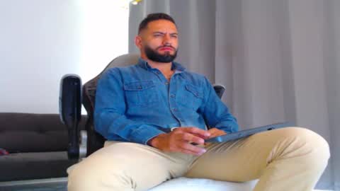 oliver online show from 11-10-25, 02:16