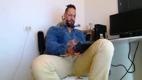 Snapshot of oliverdrew1 chatting on 05-02-26, 01:38 oliver online show from 05-02-26, 01:38