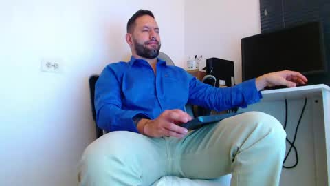 Snapshot of oliverdrew1 chatting on 05-04-26, 04:36 oliver online show from 05-04-26, 04:36