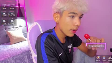 Snapshot of olivertwinky_ chatting on 09-11-25, 05:40 Oliver online show from 09-11-25, 05:40