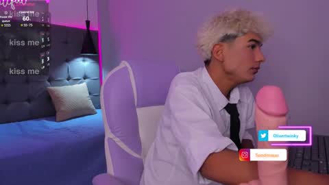 Snapshot of olivertwinky_ chatting on 09-22-25, 05:42 Oliver online show from 09-22-25, 05:42