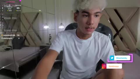 Snapshot of olivertwinky_ chatting on 09-25-25, 03:49 Oliver online show from 09-25-25, 03:49