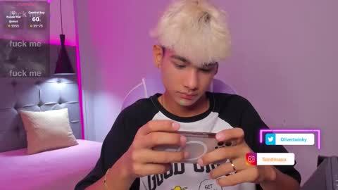 Snapshot of olivertwinky_ chatting on 10-02-25, 08:49 Oliver online show from 10-02-25, 08:49