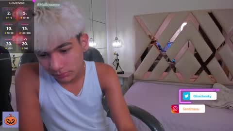 Snapshot of olivertwinky_ chatting on 10-03-25, 01:41 Oliver online show from 10-03-25, 01:41