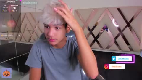 Snapshot of olivertwinky_ chatting on 10-09-25, 03:21 Oliver online show from 10-09-25, 03:21