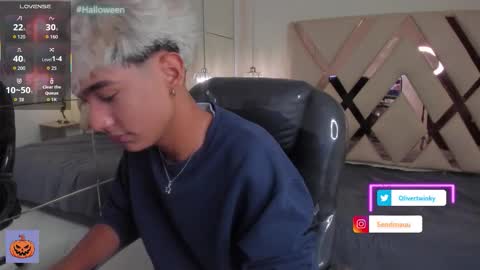 Snapshot of olivertwinky_ chatting on 10-21-25, 02:40 Oliver online show from 10-21-25, 02:40