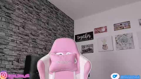 Snapshot of olivia22love chatting on 10-27-25, 11:14 ..................................... 500 am- 1200 pm GMT-5 online show from 10-27-25, 11:14